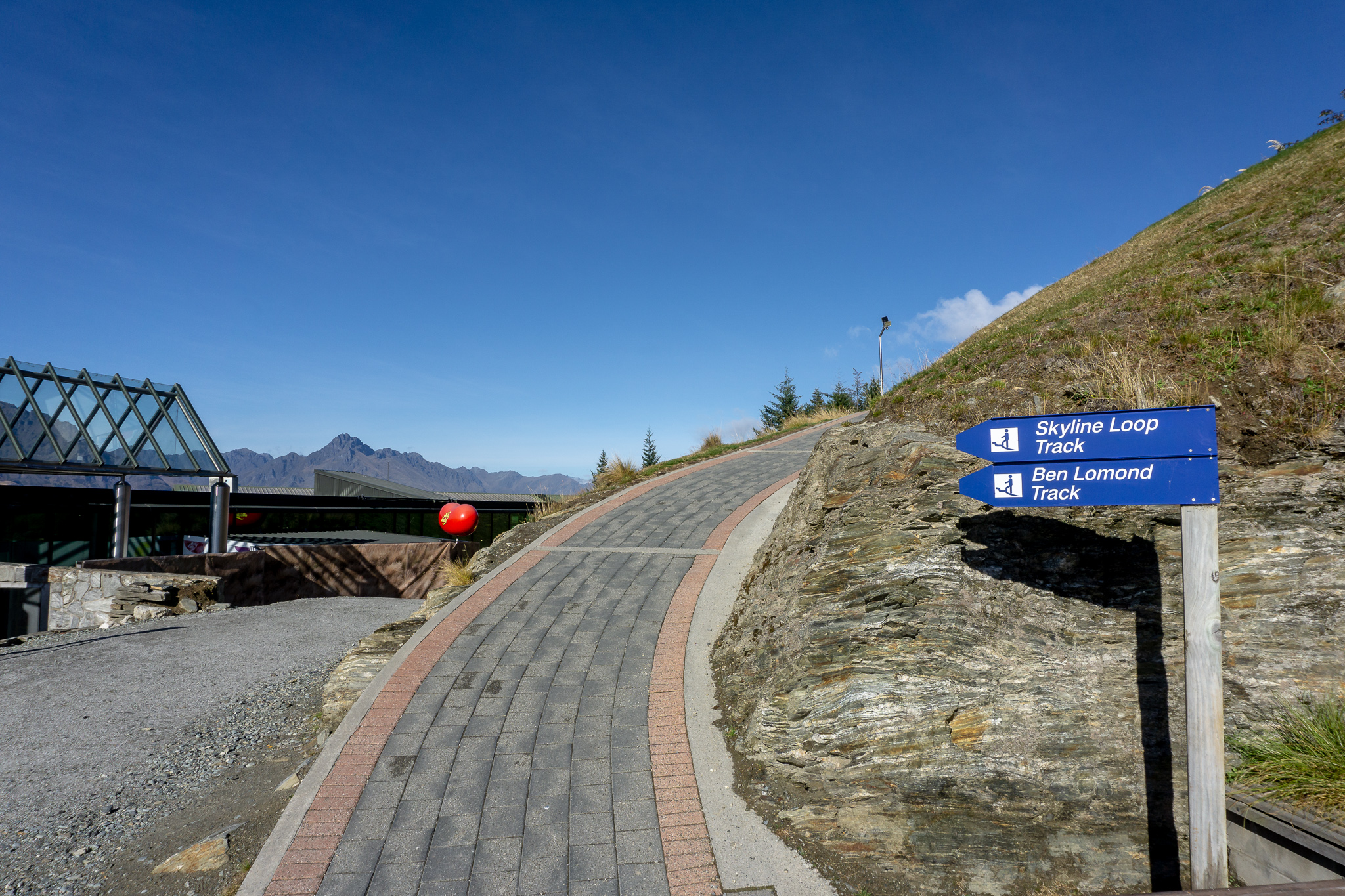 Photo of the start of the Ben Lomond track at the top of the gondola with signage